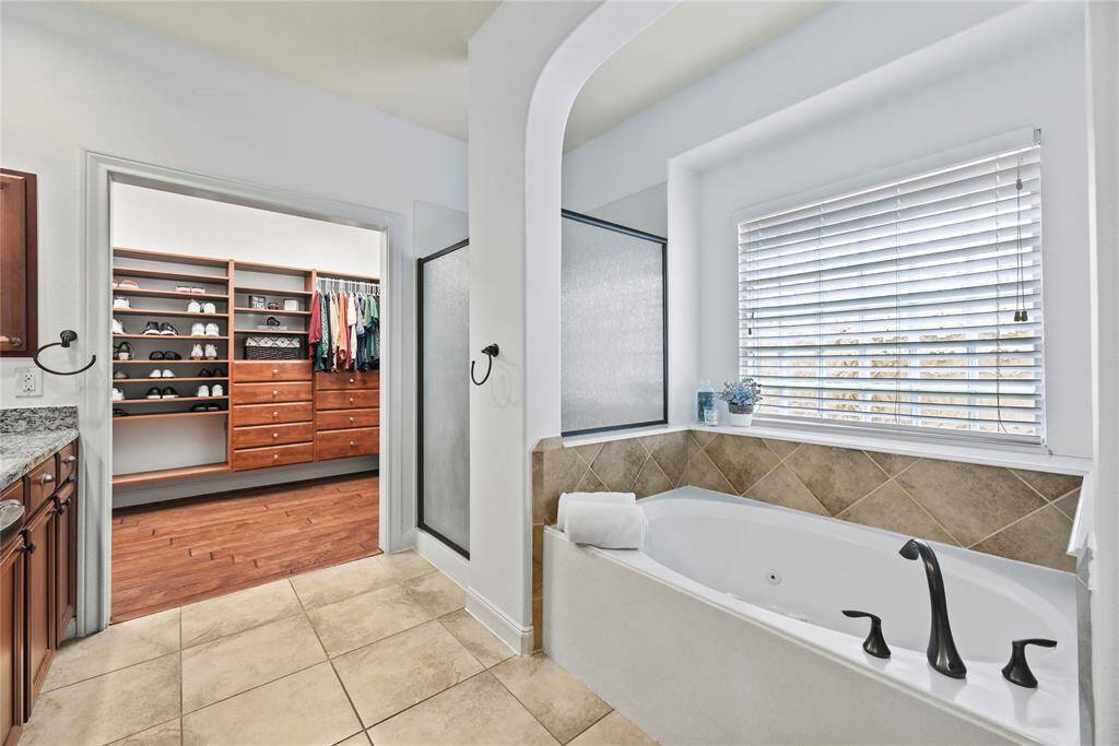 Upgraded to convey the 5-star hotel experience, the primary en suite delivers a contemporary masculine edge balanced by a melodious feminine influence. Run a warm and soothing aromatherapy bath for soaking, or indulge the senses in a hot and invigorating shower.