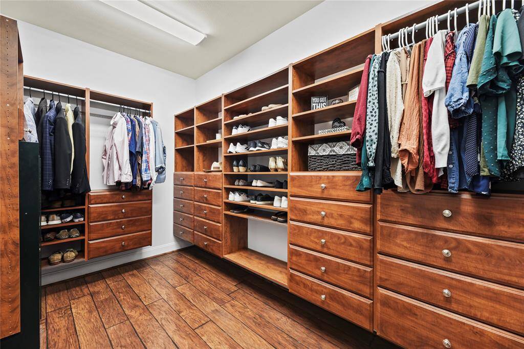 Custom closet organizers keep your clothing tidy and well-organized! Fashionistas find space to hang long dresses and display heels, while casual lads can store their daily wares and occasional suits and ties!