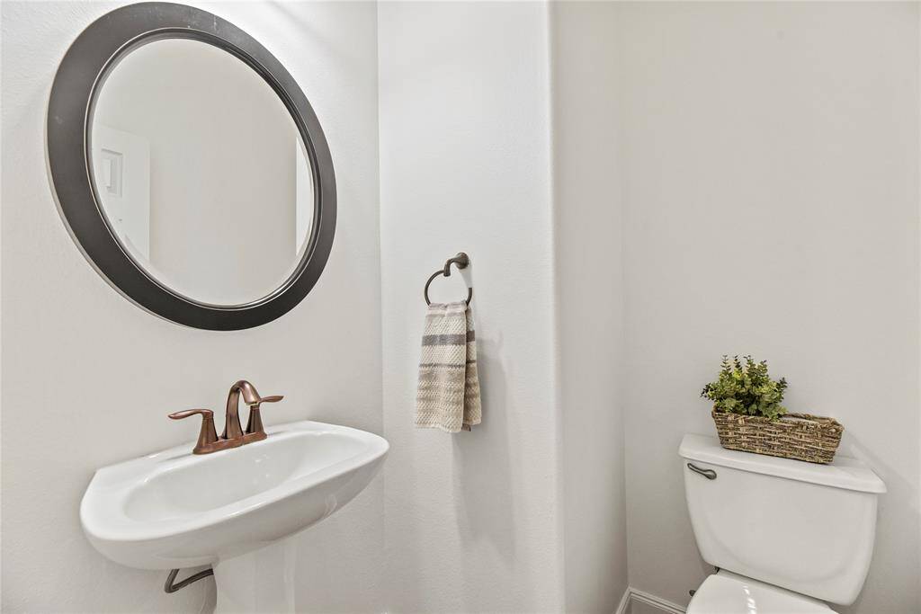 Pedestal sinks always add a vintage feel and a touch of class to any powder room!