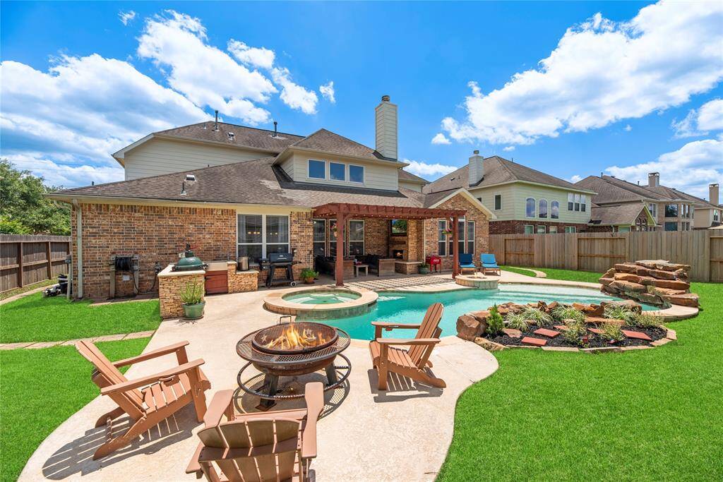October pool parties are just as much a reality as pumpkin carving with a heated in-ground pool! Be adventurous, kick off your boots, jump in, and have the time of your life!