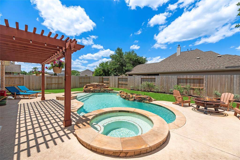 During the day, lounge by the pool with a new best-selling book or relax in the spa. Either way, take some “me-time” and pamper yourself!