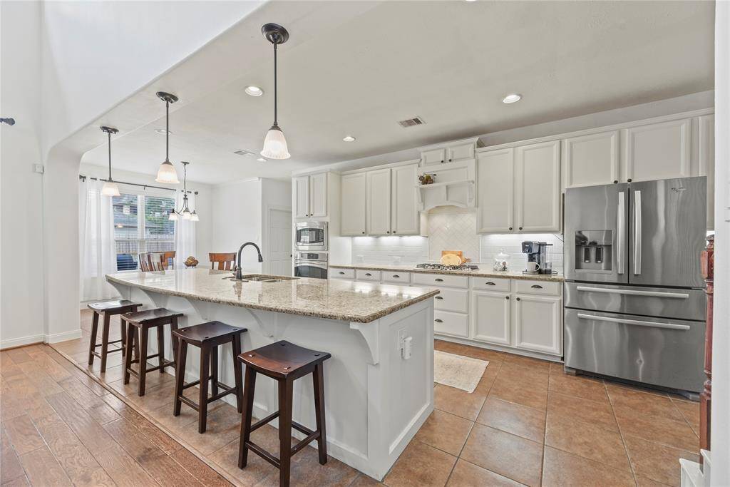 Imagine cooking in this marvelous gourmet kitchen. Designed with beauty and function in mind, the layout allows for easy meal preparation for busy mornings and even busier evenings.