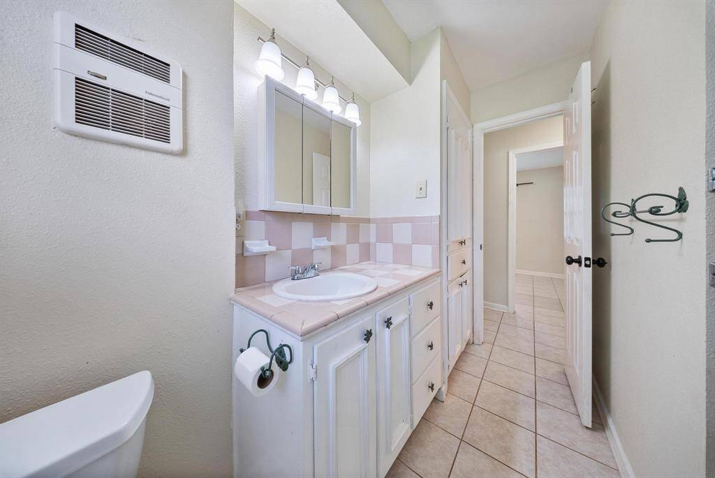 Functional bathroom with a layout that invites your personal touches and design ideas.