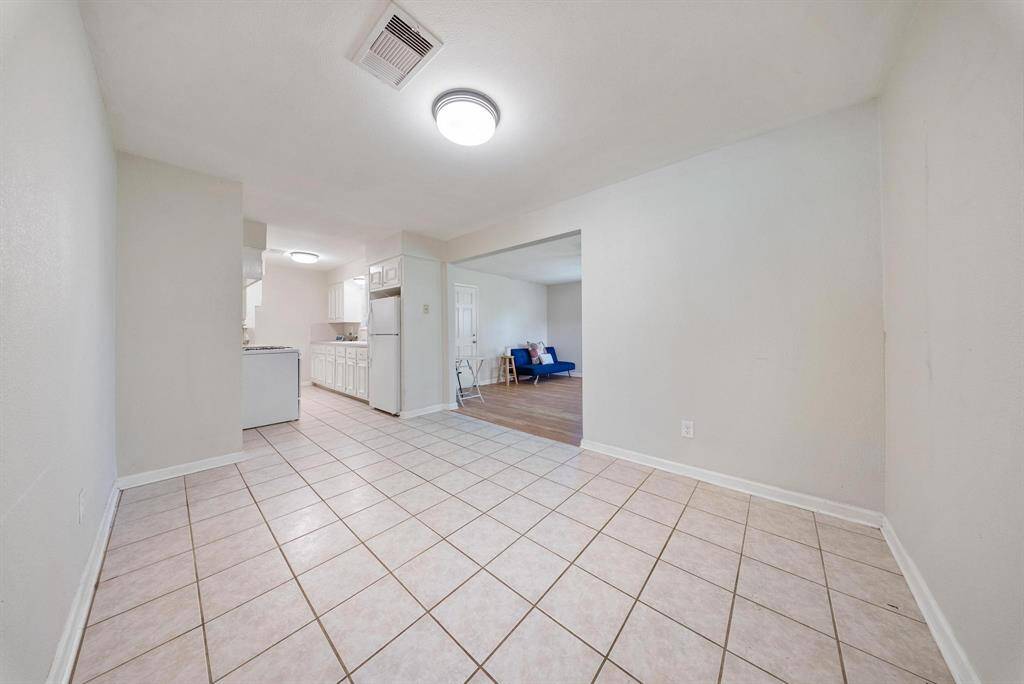 Charming breakfast nook, offering a comfortable space for meals and relaxation.
