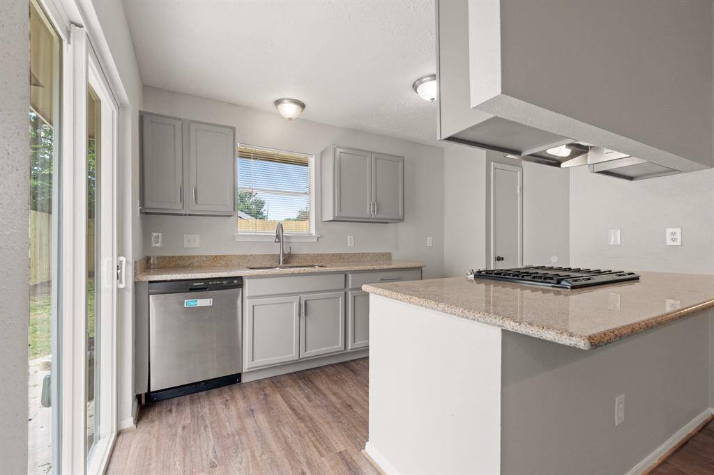 Granite countertops provide a durable and elegant surface for food preparation but also add a touch of luxury and sophistication to the kitchen.
