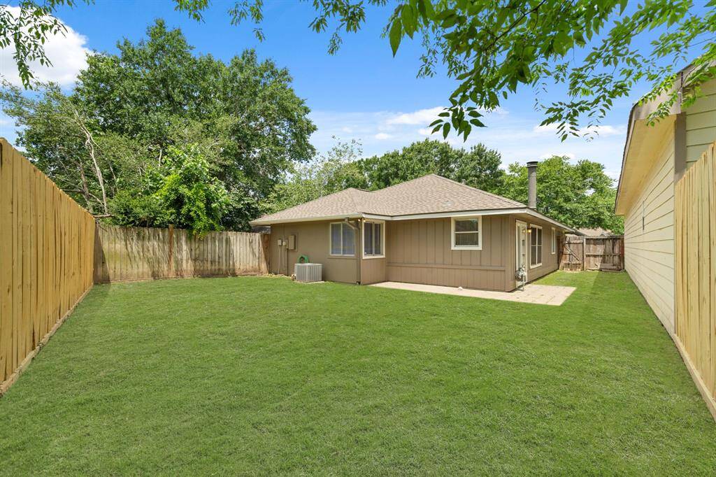 This is a great backyard for the week-end hangouts and letting the kids run around.