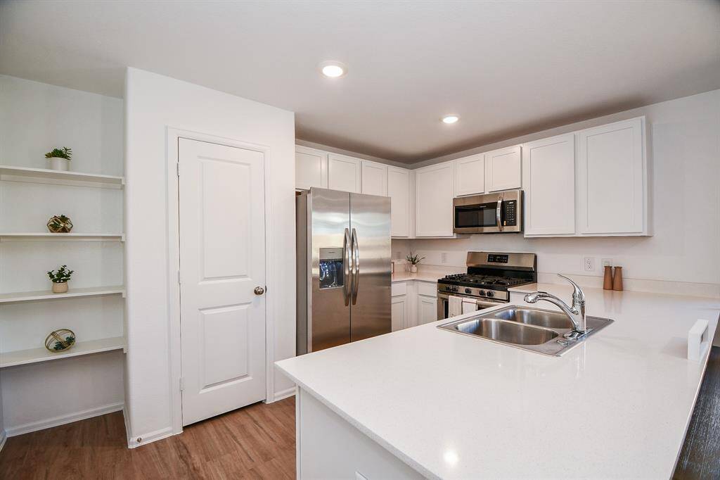 Kitchen has peninsula