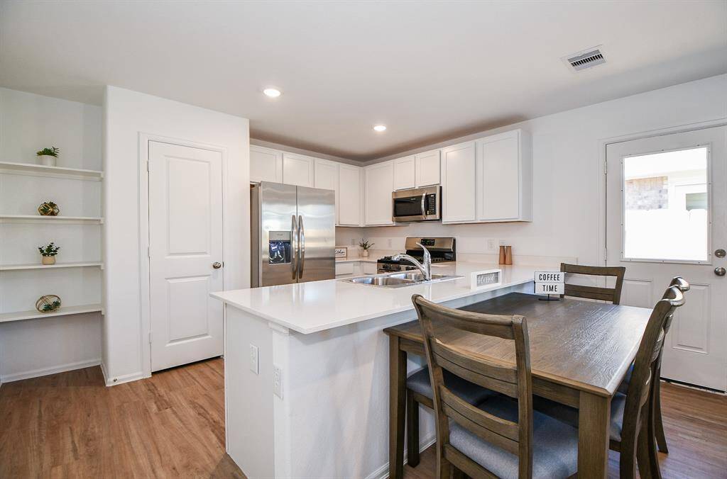 Kitchen-- Fridge stays!