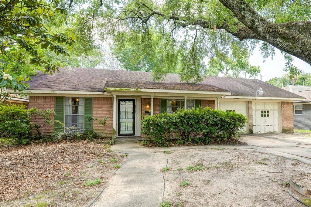 Welcome to 9603 Emnora Lane in the Campbell Woods neighborhood. This 3 bed/1.5 bath/2 car garage traditional ranch home with 1,808 sf (per appraisal) on a 7,605 sf lot (per HCAD). Ready for your updates and renovation!