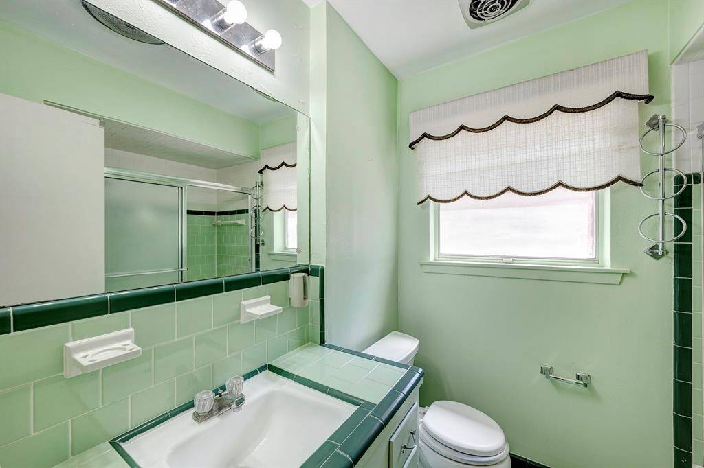 Hallway bathroom with shower/tub.