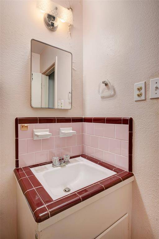 Half bath of the primary bedroom.