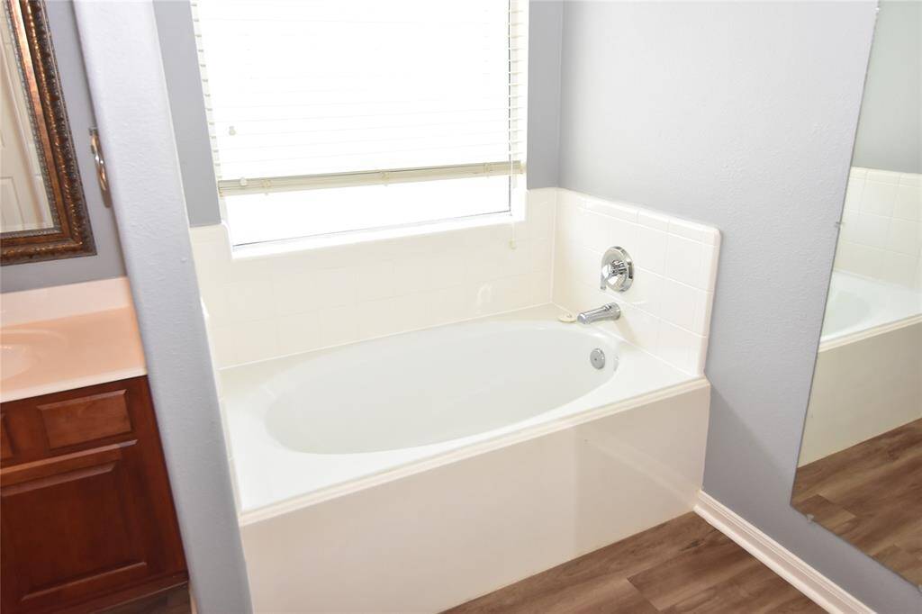 Soaking tub