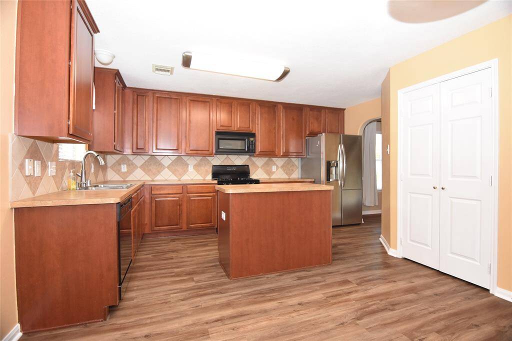 Kitchen with island