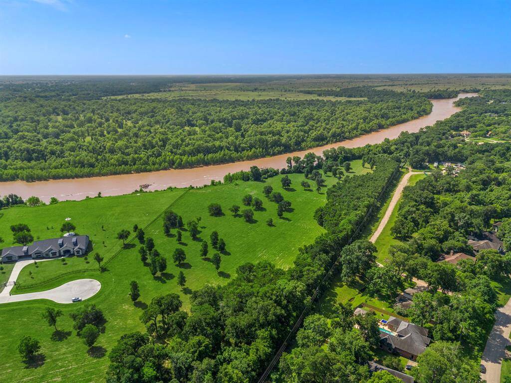 Residents have access to Oxbow Lake stocked with fish as well as an incredible trail system that leads through the woods, across prairies, past a lake, alongside a creek and through wildflower meadows.