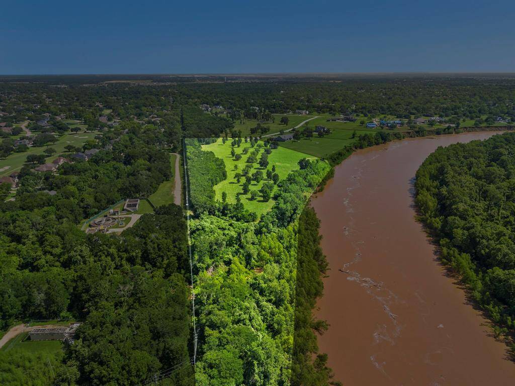 Direct access to the Brazos River.