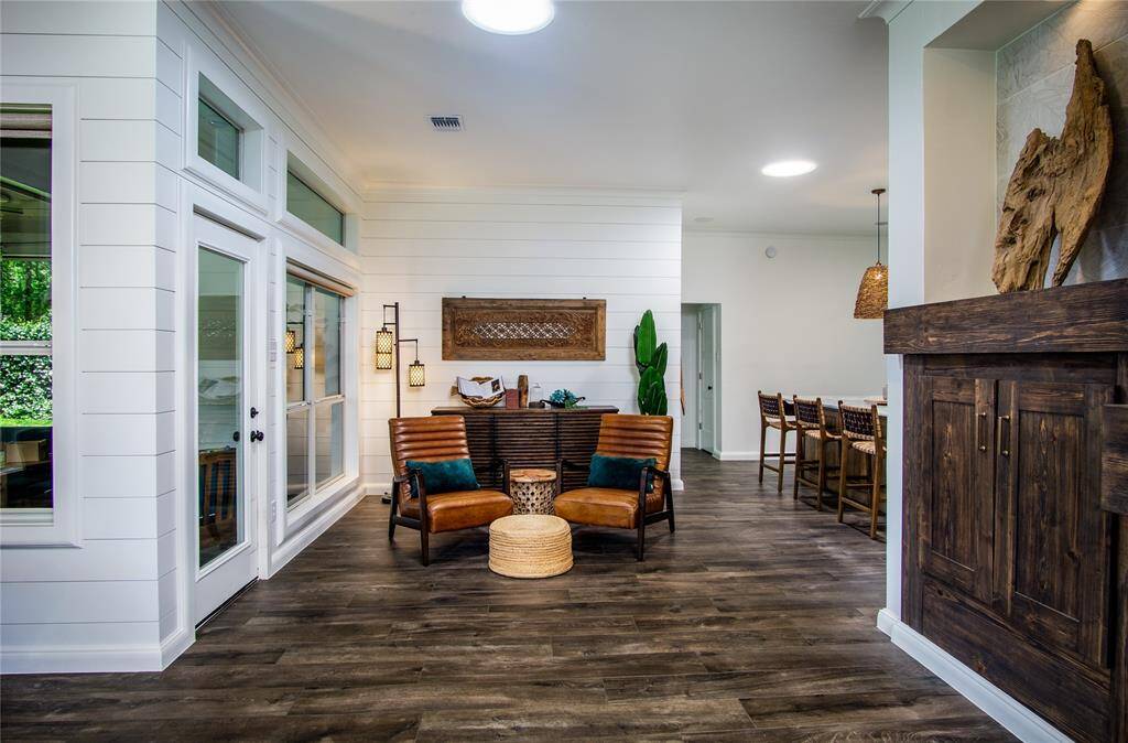 Cafe/breakfast room adjoining the covered patio. Solar tubes provide natural light all day & have light bulbs for night time lighting, too!