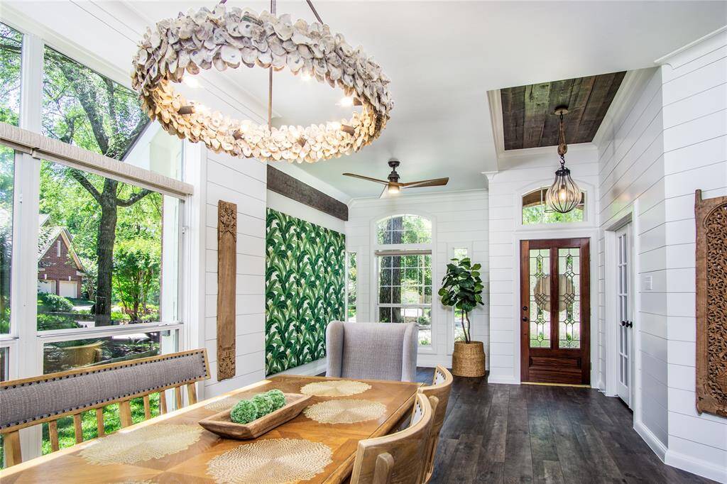 Truly stunning, full renovation. Professional design & immaculate attention to EVERY detail. Entry way is gorgeous with wood detail ceiling. High-end, statement lighting for a WOW factor as soon as you enter.