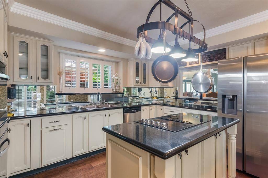 Gourmet kitchen