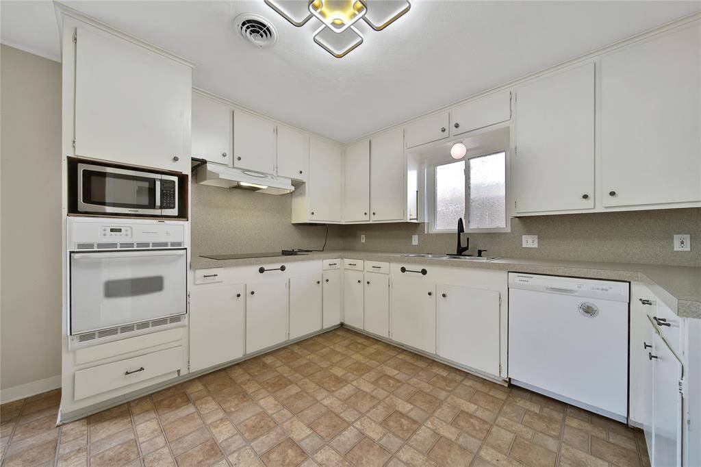 Spacious kitchen area ready for you to come and make it your own.