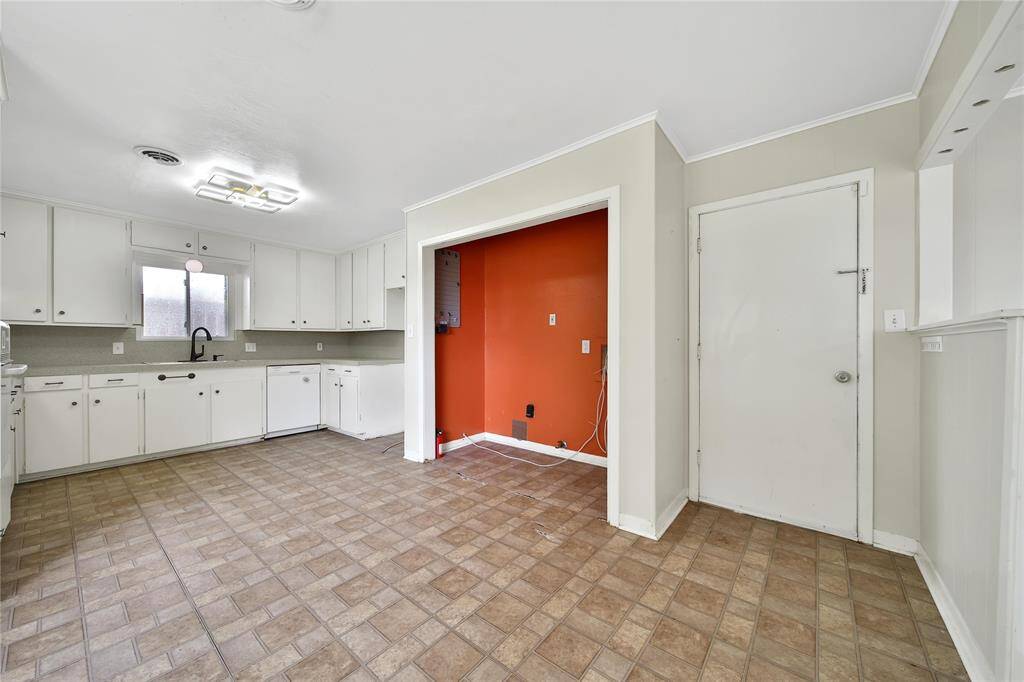 Spacious kitchen area ready for you to come and make it your own.