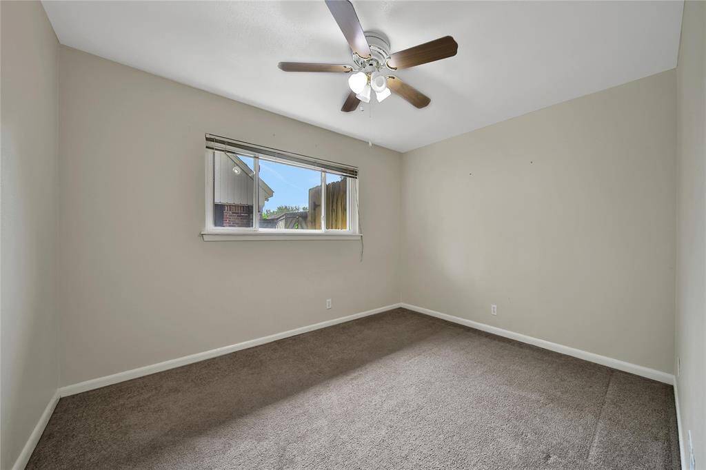 Secondary bedroom.