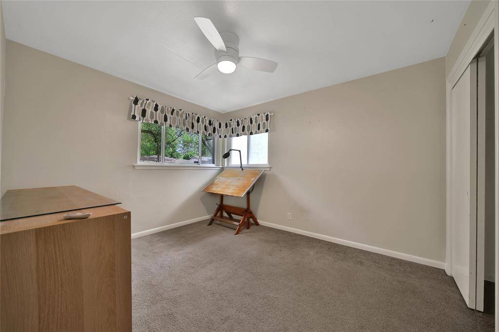 Secondary bedroom.