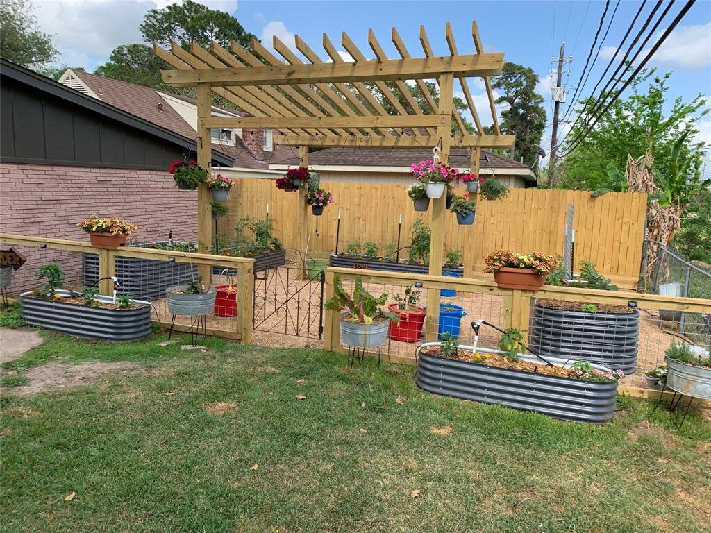 Beautiful garden space in the backyard.