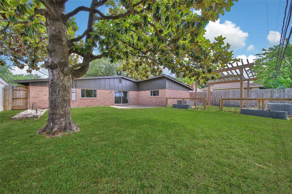 Spacious backyard with garden area perfect for outdoor dining!