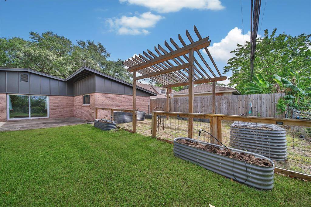 Spacious backyard with garden area perfect for outdoor dining!