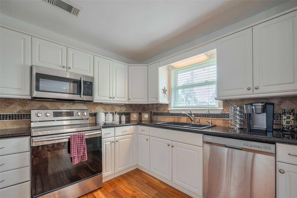 Well-appointed kitchen with plenty of storage for the chef of the house!