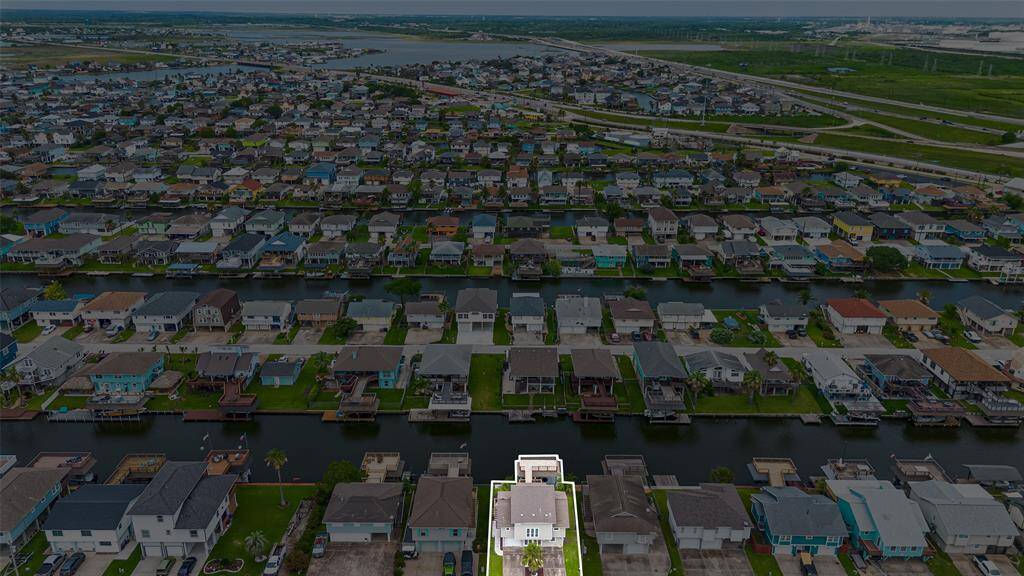 Coastal living with easy access to major highway. Conveniently located near great food, shopping, and endless entertainment!