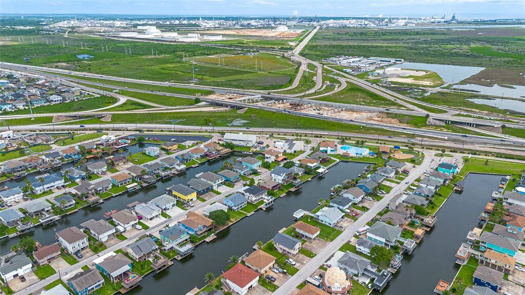 Just 10-15 minutes to Galveston island! Also just a short distance to Webster for endless restaurants, shopping, and more entertainment!