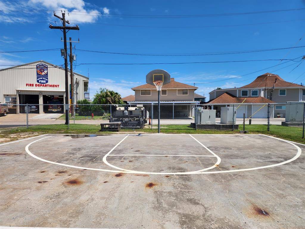 Neighborhood amenities include a fire department in the neighborhood, basketball court...