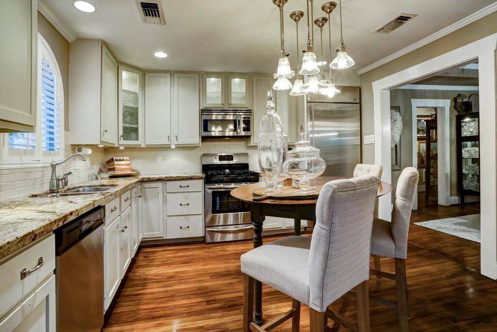 KThe kitchen now has an updated gas range and gas oven and the built-in fridge was recently replaced. The sitting area/breakfast bar is built in and had power.