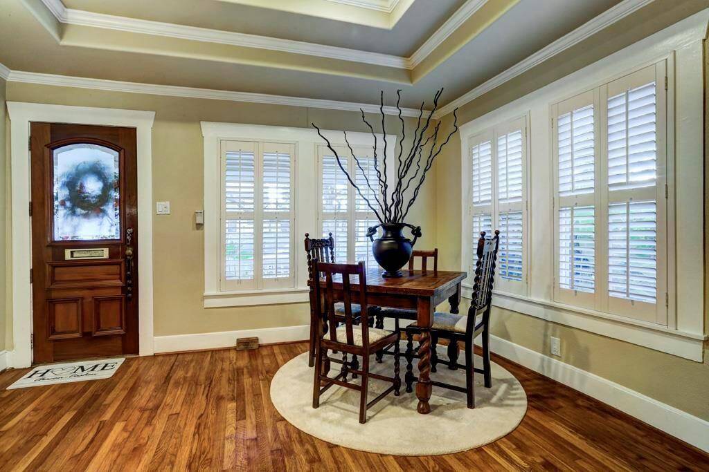 Front sitting area / parlor/ entry.