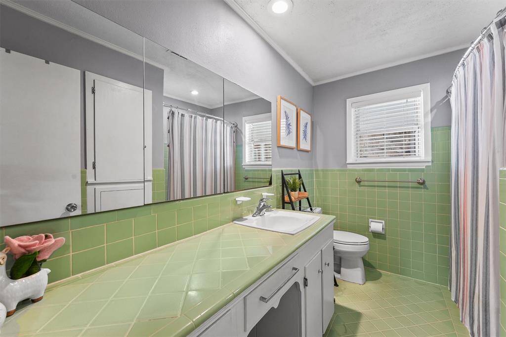 Secondary hallway bathroom