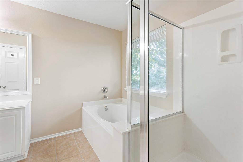 primary bath w shower and tub
