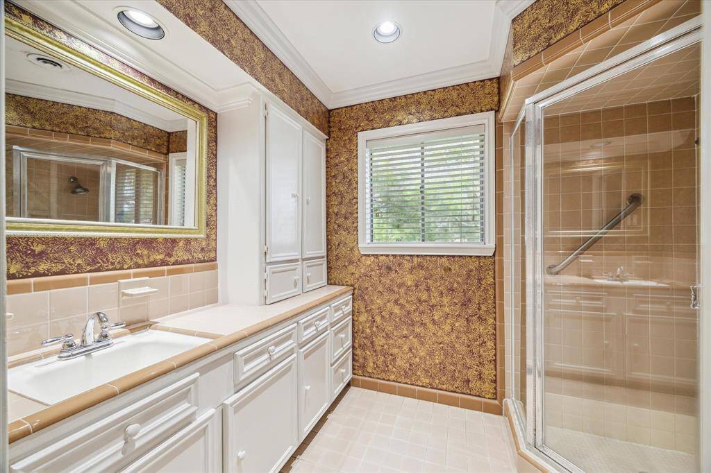 Primary ensuite bathroom