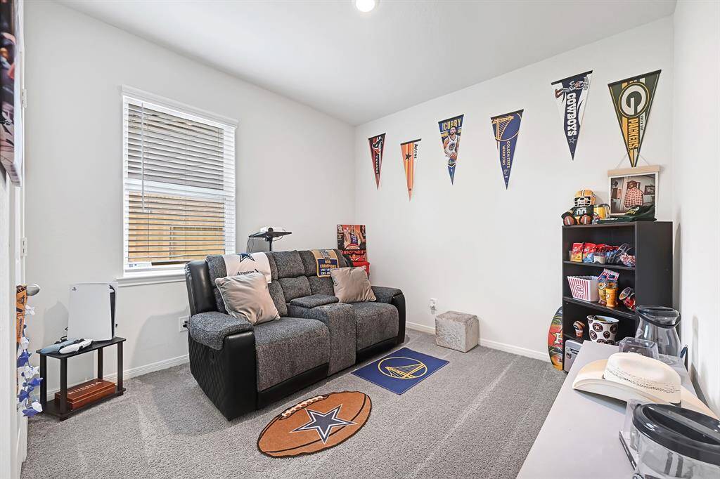 A well-sized room for a child's bedroom, a home office or a playroom.