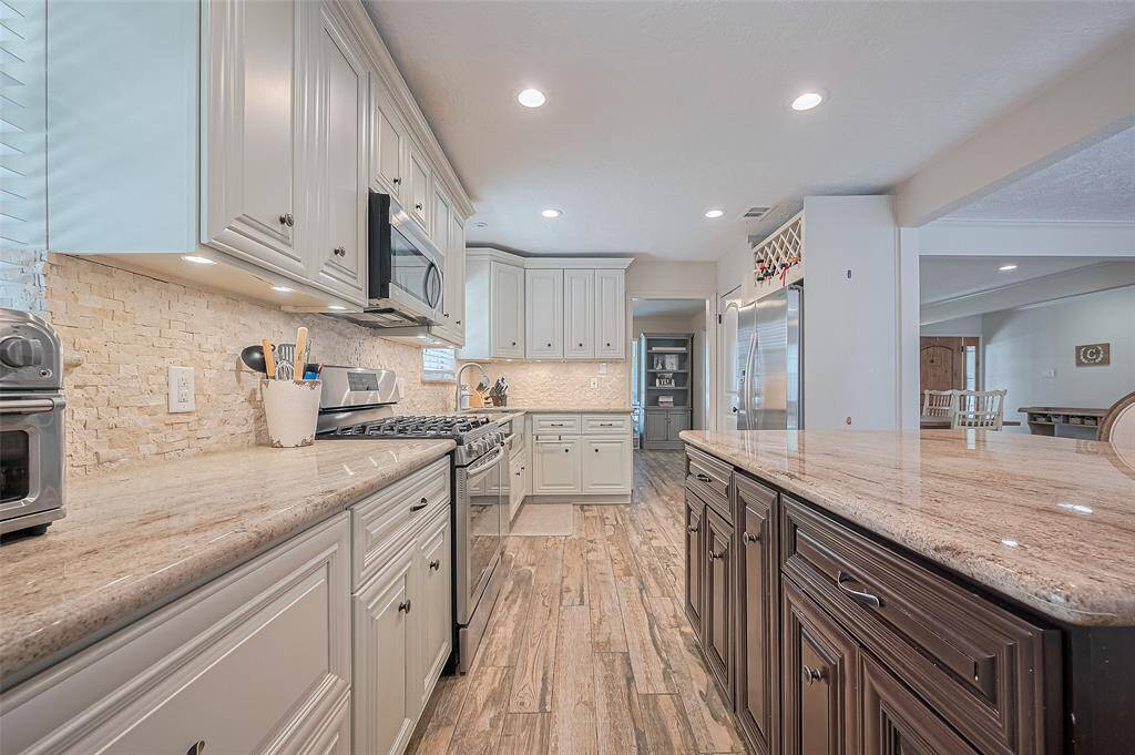 This kitchen offers abundant counter and cabinet space—providing all the storage you'll ever need!