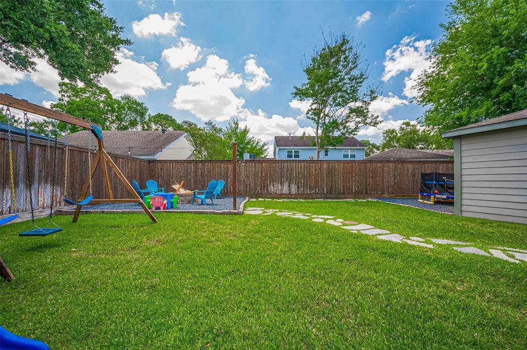 ucked behind the garage is a spacious gravel area—an ideal spot for additional outdoor equipment, storage, or even a play zone.