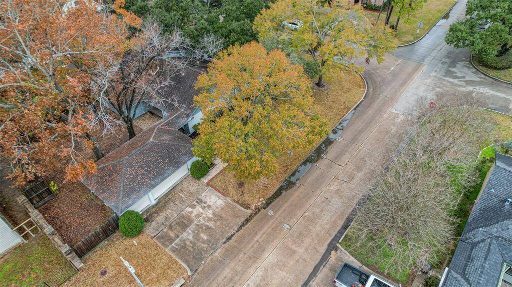 Sitting on an expansive corner lot, the location of this home could not get any better. Within minutes you can enjoy the abundant amenities Lakeside Forest provides for its residents, including tennis courts, a pool and a park.