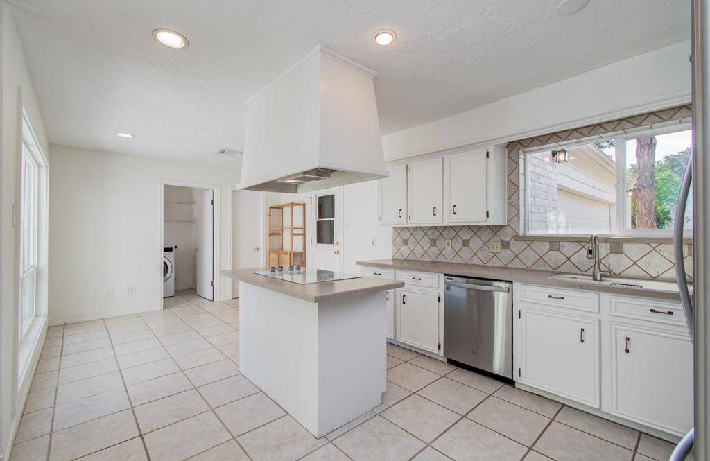 Virtually staged* Showing how beautiful you can make this dining room!