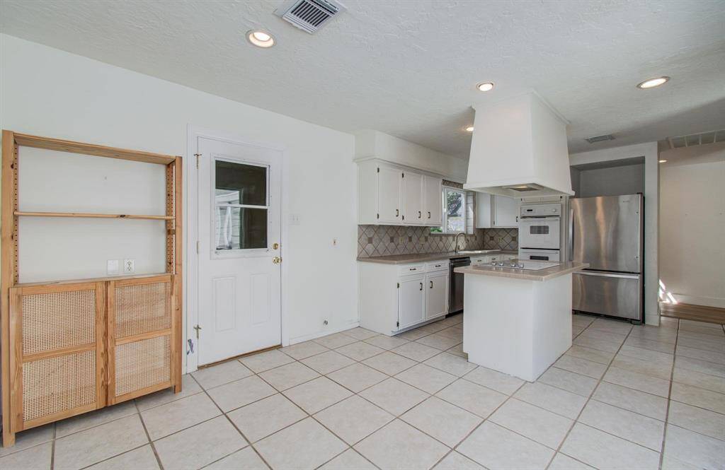 Enjoy a nice sized kitchen with island and plenty of cabinets and counterspace.