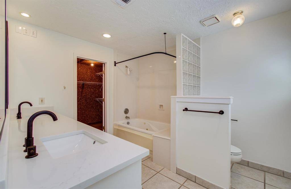 The primary bedroom has a sliding door to you spacious backard!