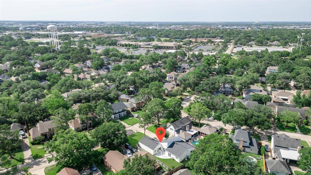 Easy access to I10 and a short distance to Frye Rd with ample shopping and restaraunts nearby.