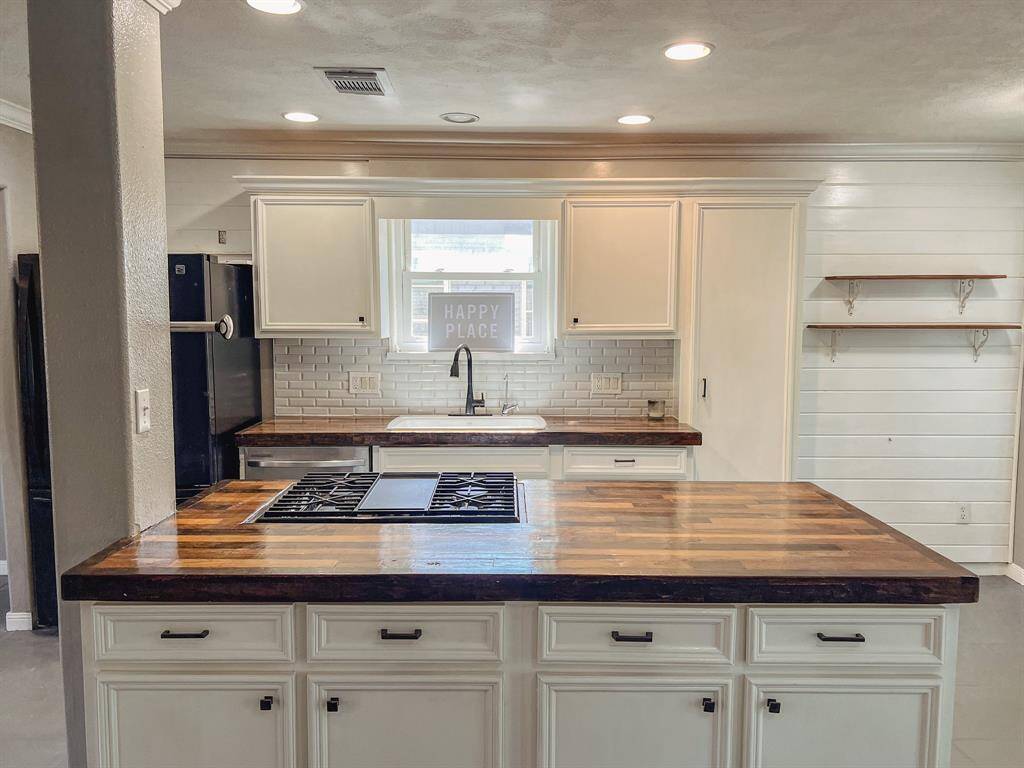 Lot's of kitchen storage space.