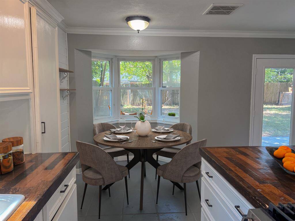 Breakfast nook - Virtually Staged
