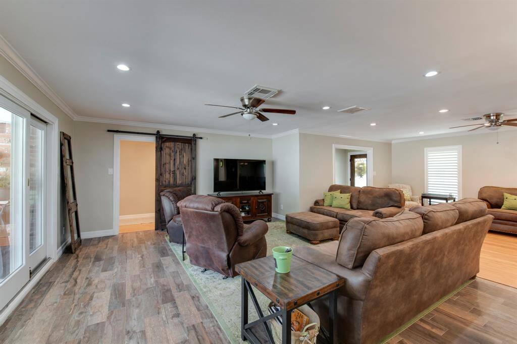 The great room/ family area with an open and bright concept.