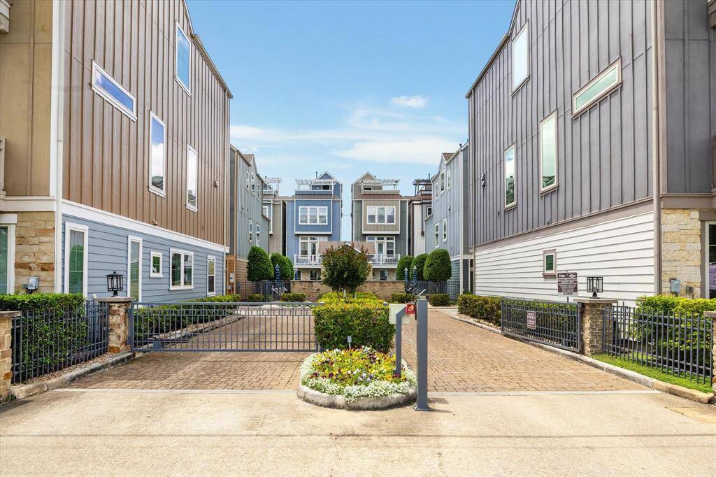 Residents can enjoy the exceptional quality of a beautifully maintained community built by nationally acclaimed homebuilder, David Weekley.